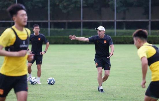 巴萨希望找到一个“新阿劳霍”，他们对现年21岁、身高1.91米的罗马尼亚中卫德拉古辛很感兴趣，球员本赛季为热那亚在意甲联赛中出场16次，打进1球送出1次助攻。
